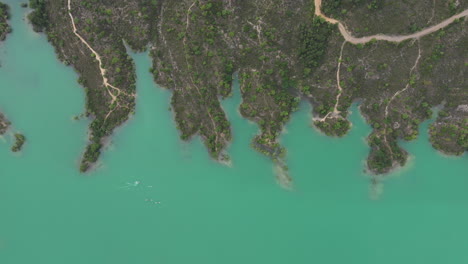 Luftaufnahme-über-Dem-Lake-Saint-Cassien-Mit-Rudermannschaften-Beim-Training